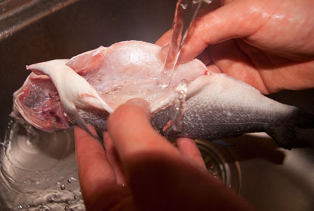 Чистим рыбу легко и просто.