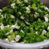 Свежий салат из зеленого лука с яйцом