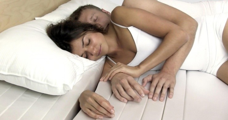 Что делать, если жить с мужчиной нравится, а спать в одной кровати -неудобно?