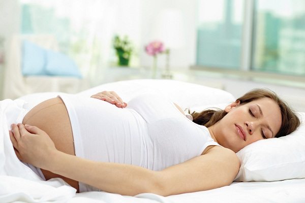 Почему беременным женщинам нельзя спать на спине